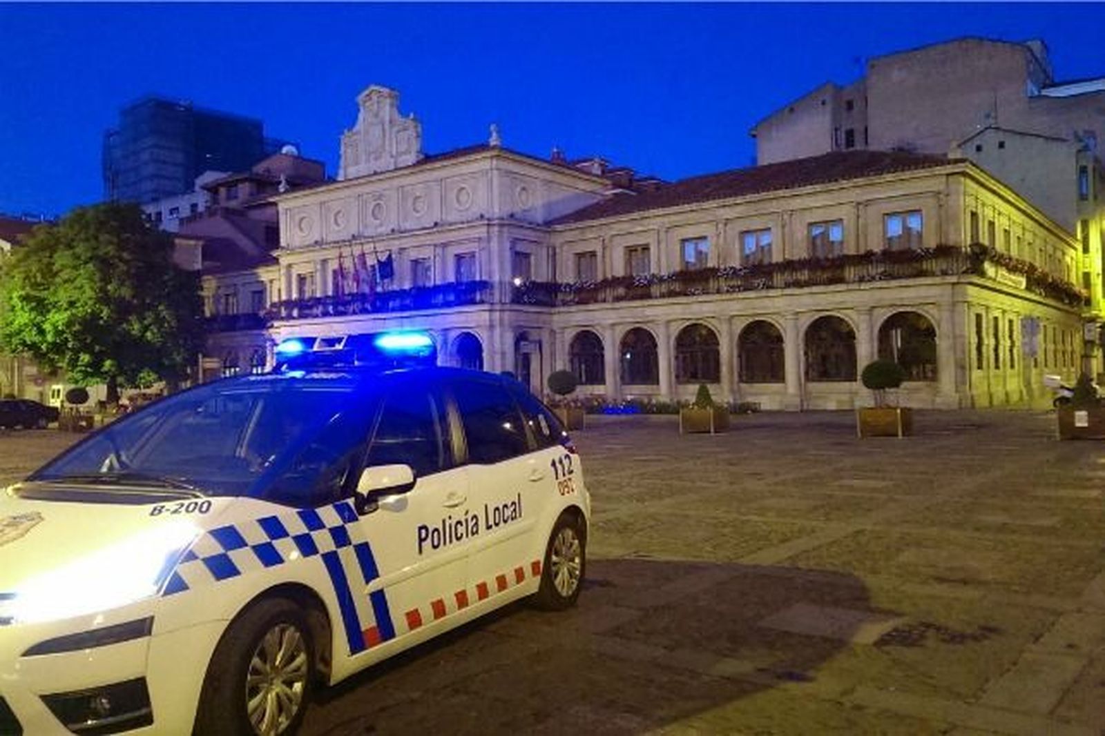 Policía Local de León en la Plaza de San Marcelo | Foto: ileon.com