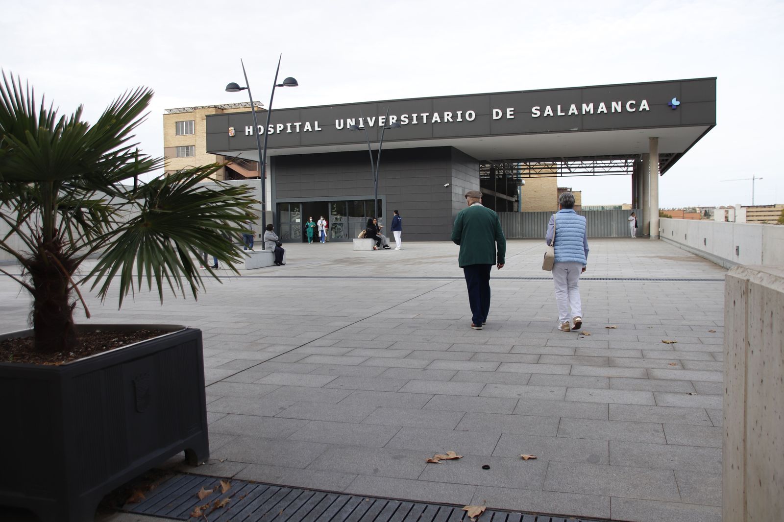 Fotos archivo hospital universitario de Salamanca (Fachada hospital, enfermeras, médicos, pacientes, ambulancias, urgencia, mascarillas, silla de ruedas)