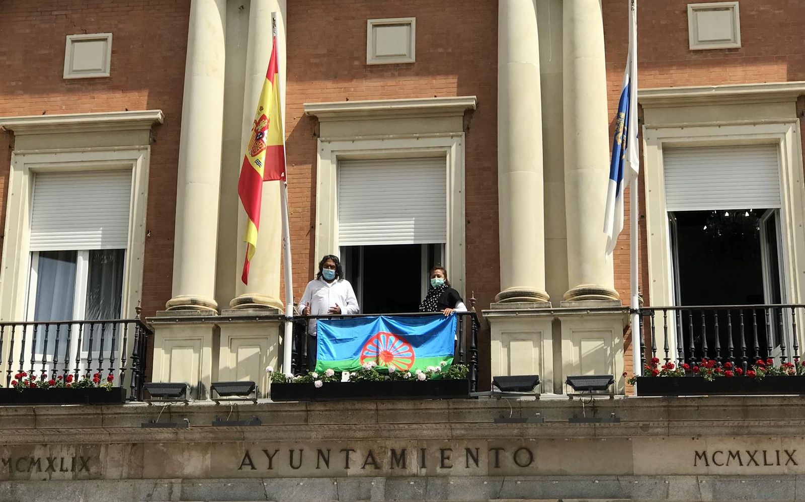La bandera gitana en la fachada del ayuntamiento de la capital. Ayuntamiento de Huelva.