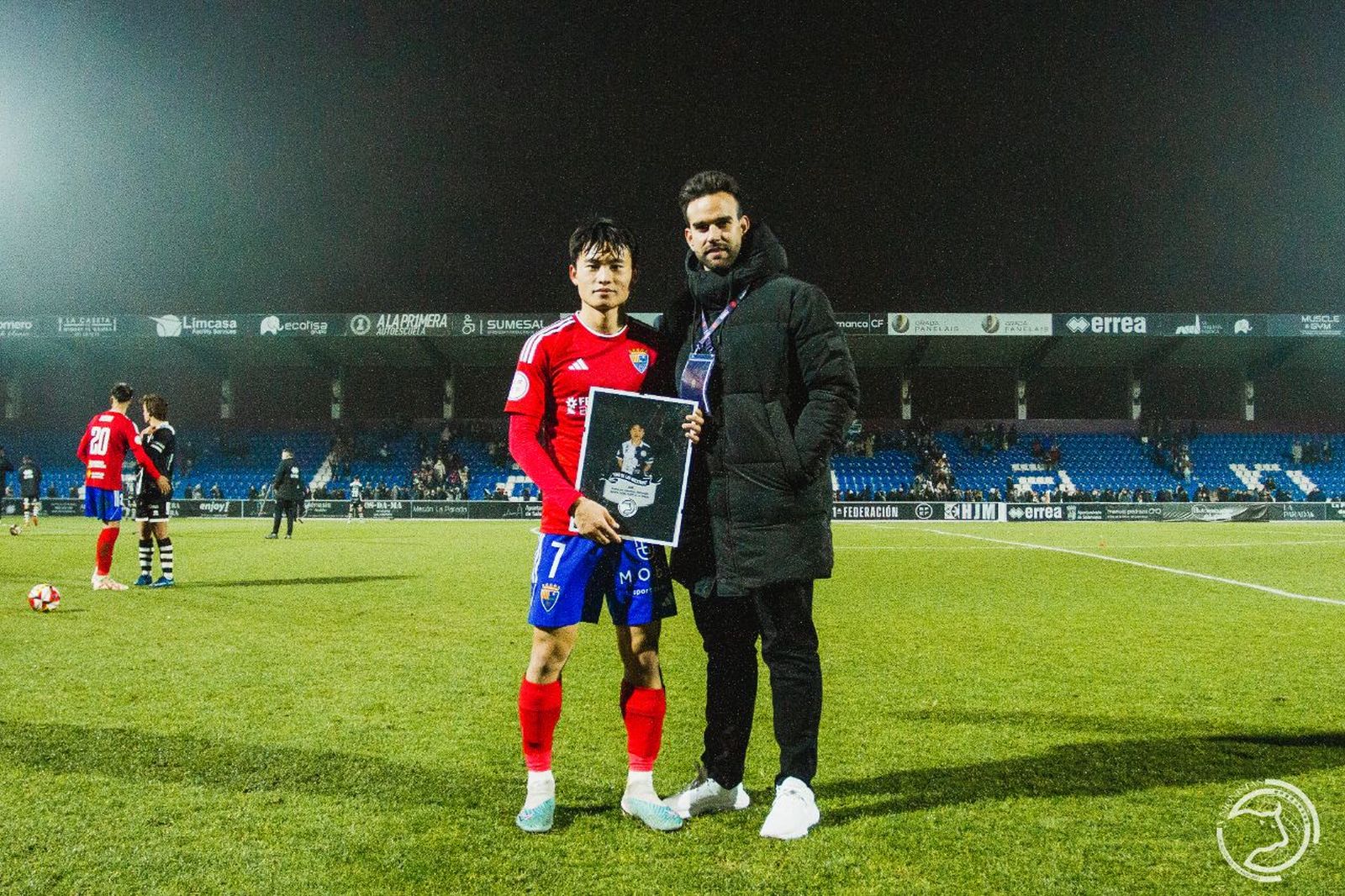 Ahn recibe la placa de manos de Antonio Paz | FOTO UNIONISTAS CF