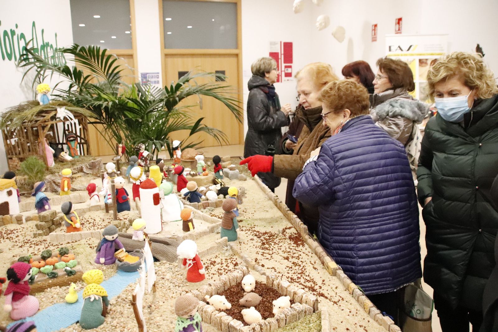 Belén Navideño con piezas tejidas con lana en ganchillo