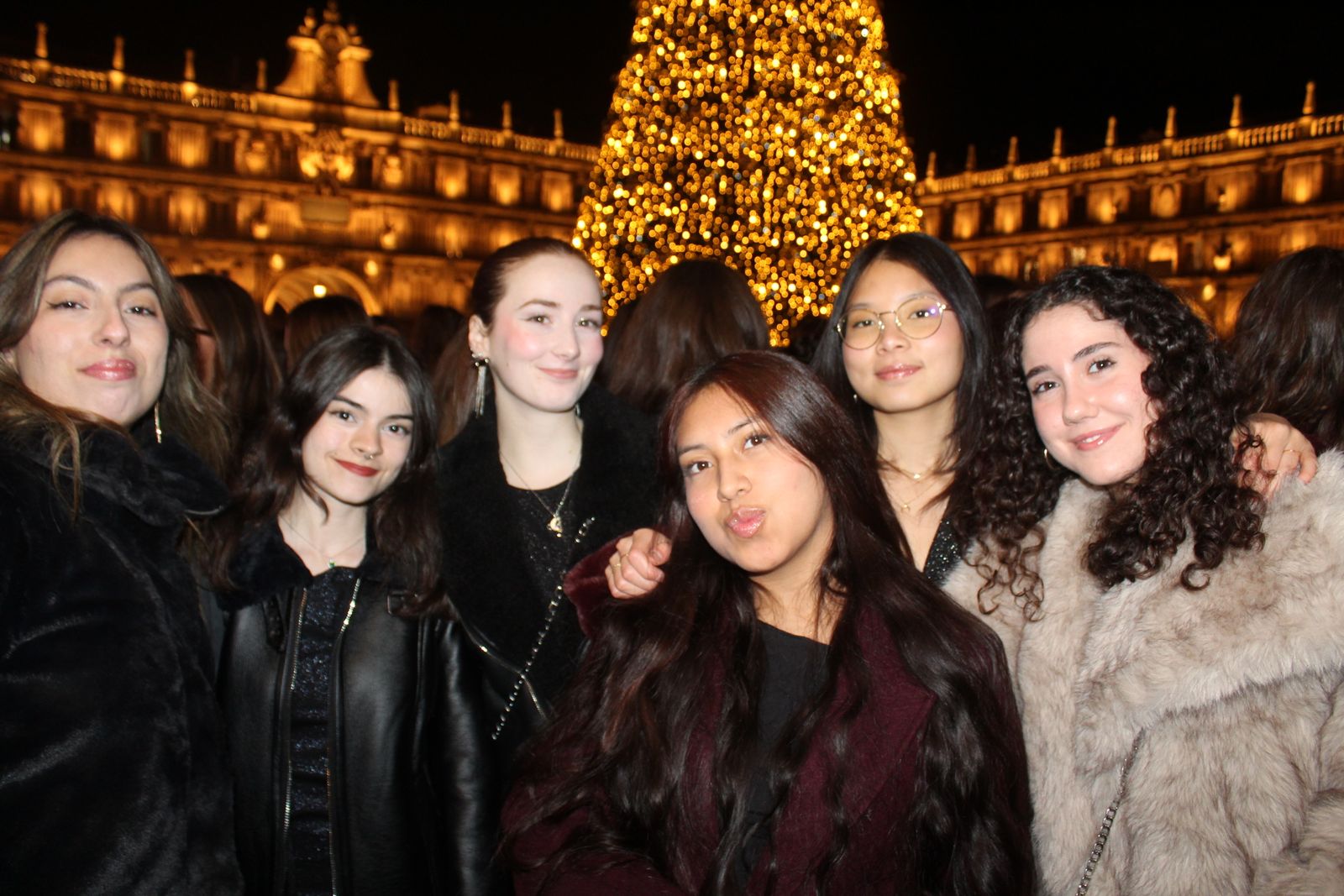 Miles de personas disfrutan de las campanadas y la fiesta del Fin de Año Universitario