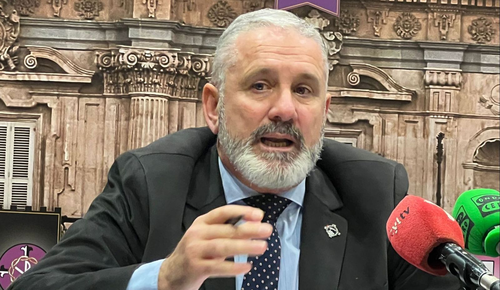 Francisco Hernández, presidente de la Junta de Semana Santa durante la presentación del pregonero de la Semana Santa de 2024 y principales actos
