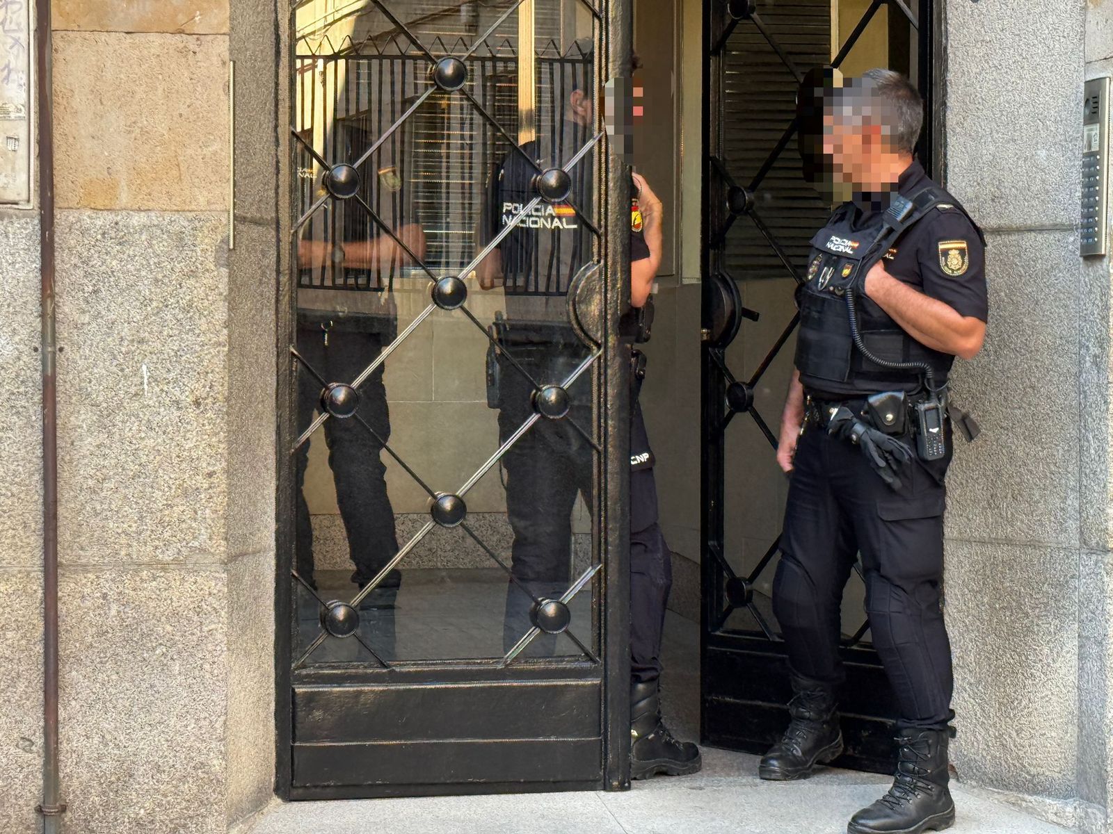 Policía Nacional durante la operación en la calle Perdones