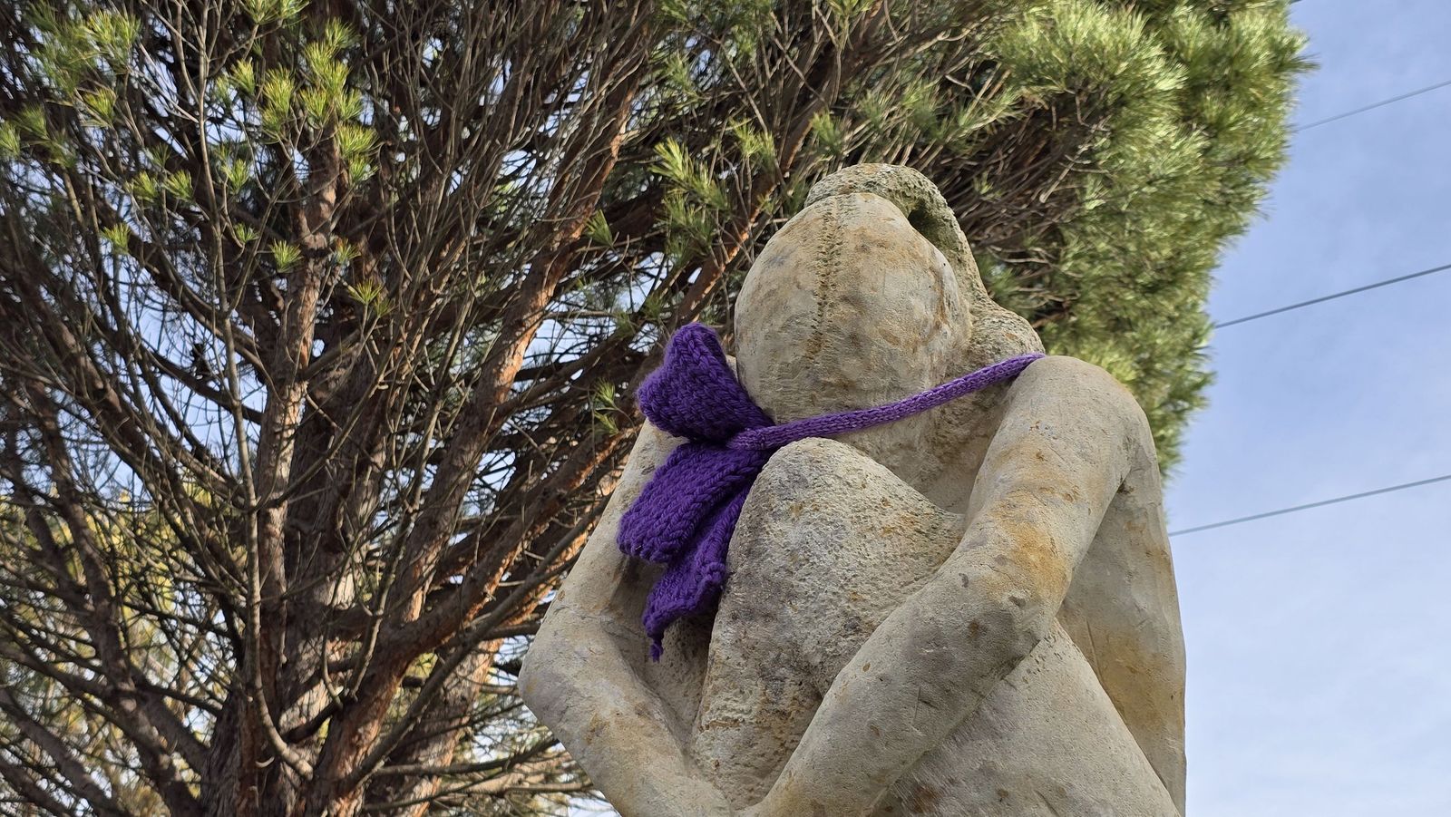 Ofrenda floral y lectura del manifiesto institucional por el Día Contra la Violencia de Género