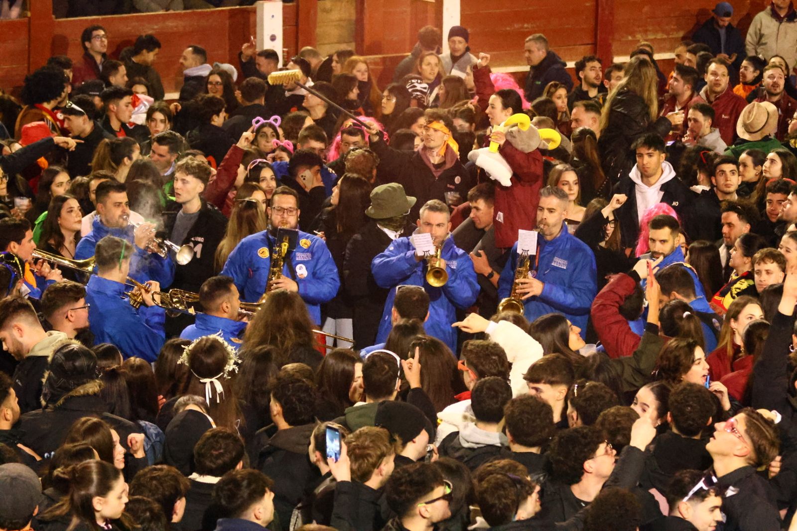 Capea nocturna de lunes en el Carnaval del Toro 2026