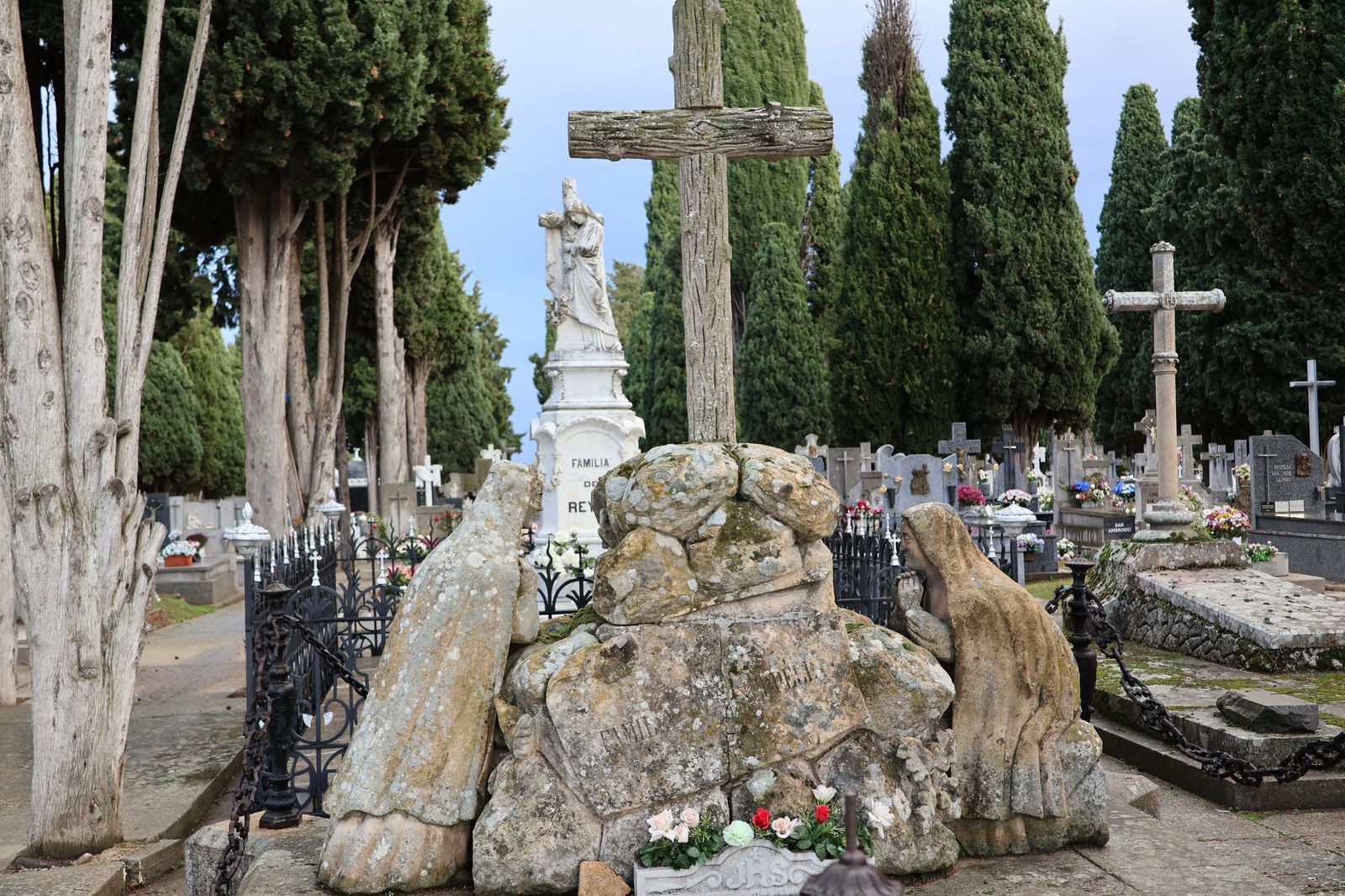 Los misterios del Cementerio municipal de San Atilano