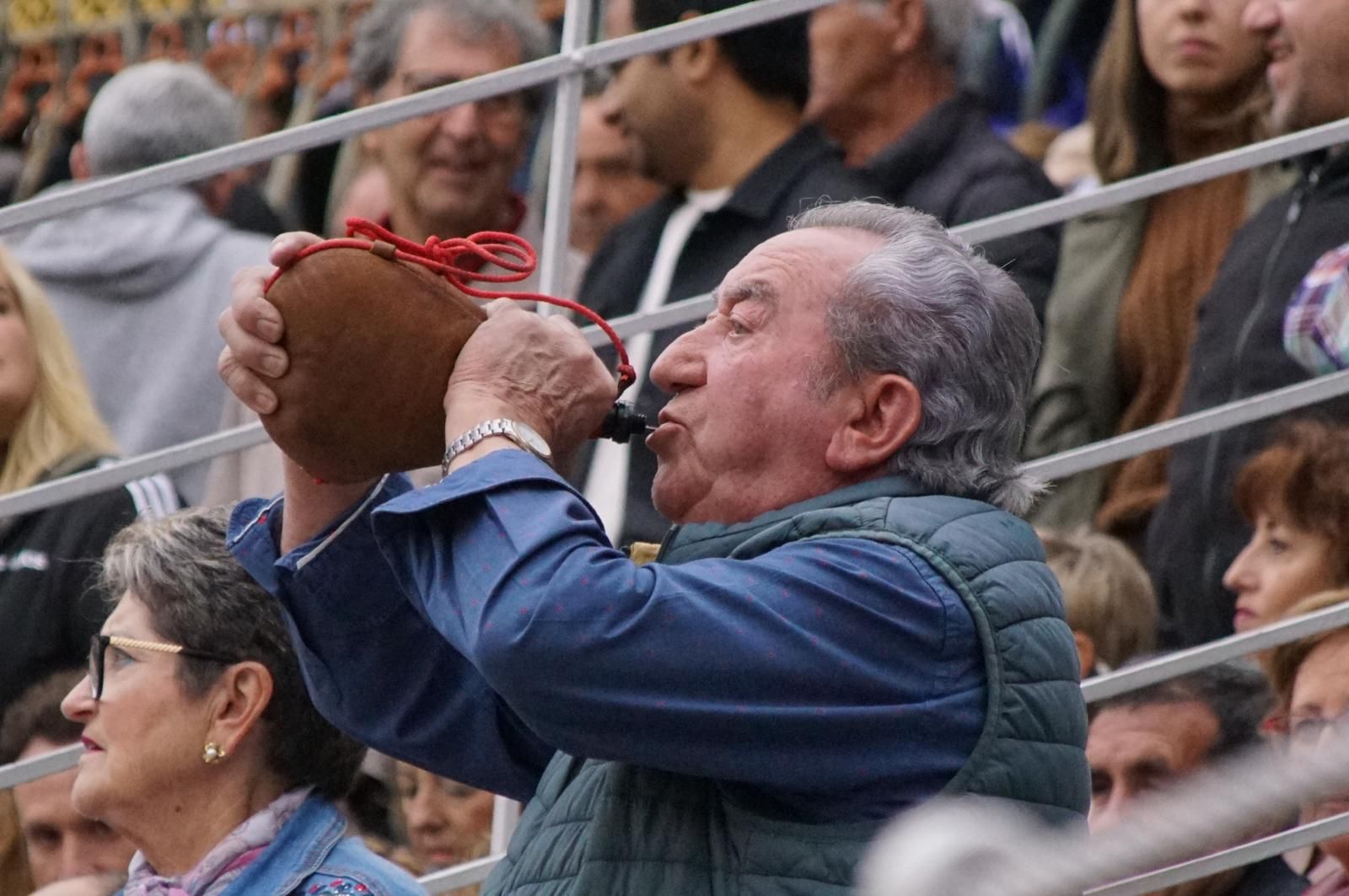 ambiente-en-el-patio-de-cuadrillas-de-la-glorieta-para-ver-a-sergio-galan-diego-ventura-y-guillermo-hermoso-de-mendoza-21-de-septiembre-de-2024-fotos-juanes-62