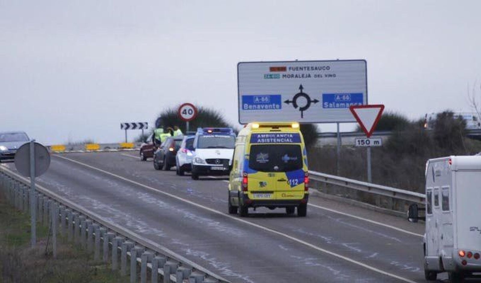 Tres mujeres resultaban heridas ayer en un accidente en la rotonda elevada de la CL-605