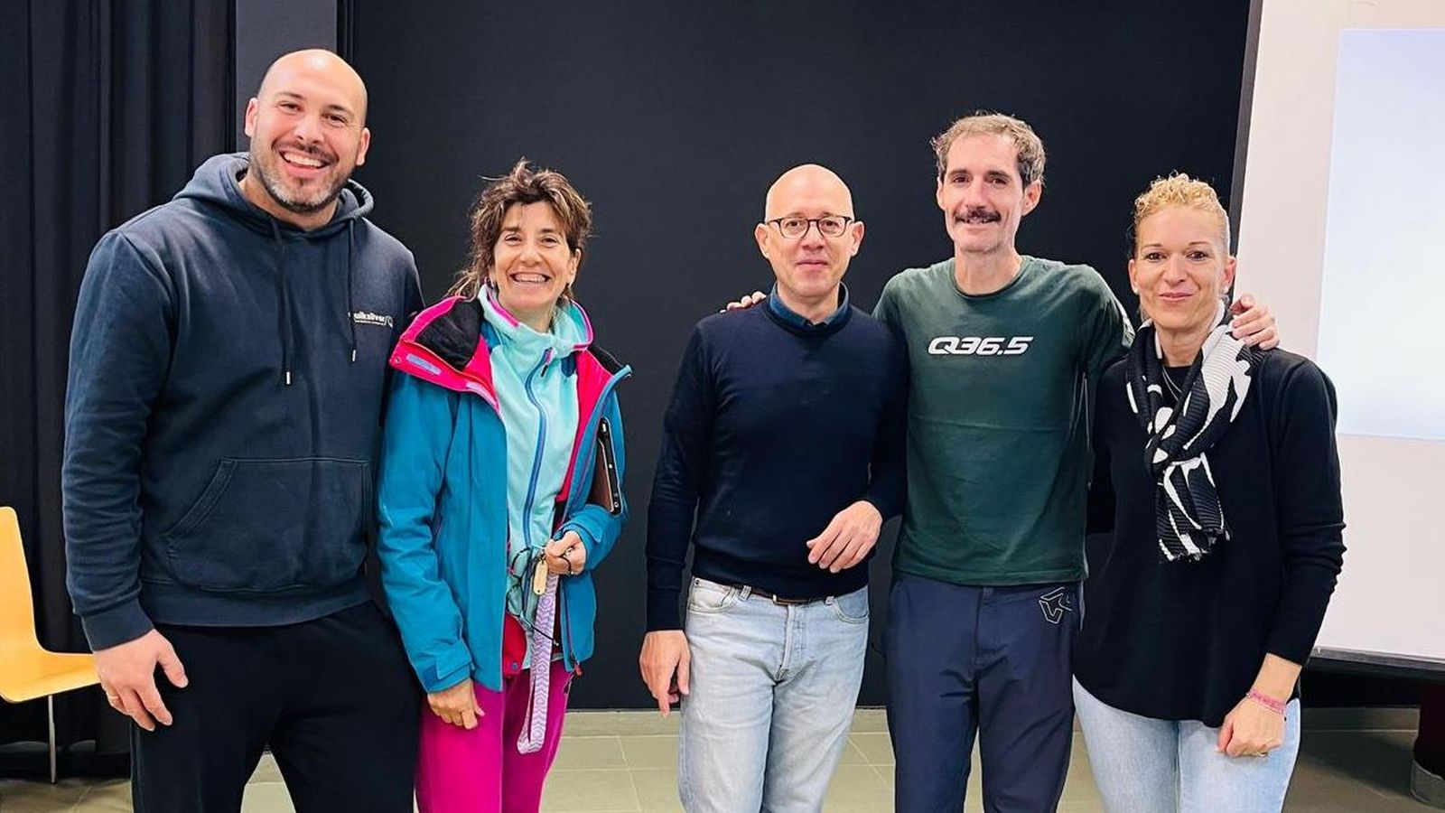 Izquierda a derecha  Departamento Educación Física del Instituto Alberto Marcos Gracia,  María José Rivas (jefa del Departamento), Manuel Hernández, leal, Bibliotecario y Juan Dual y María José, García Amaro, concejal de cultura.