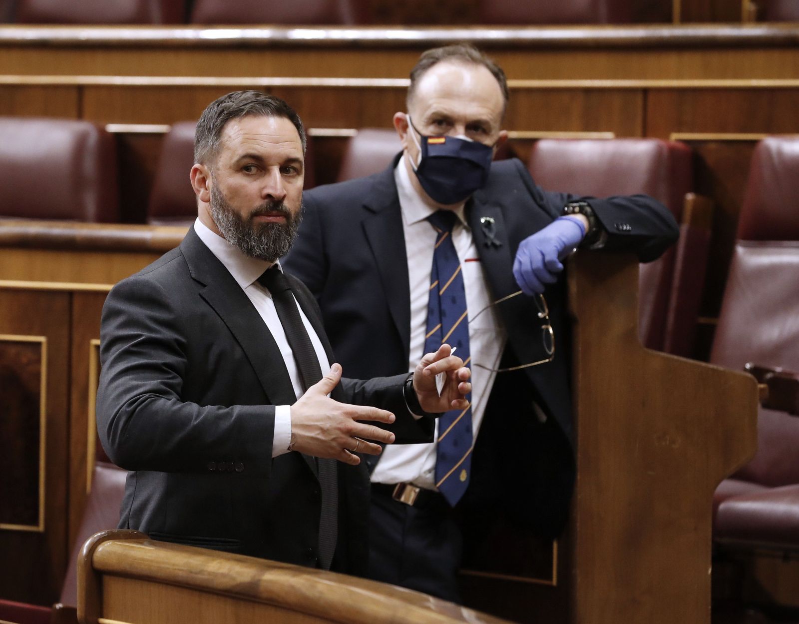 El líder de Vox, Santiago Abascal (izda), sale del hemiciclo tras el pleno del Congreso