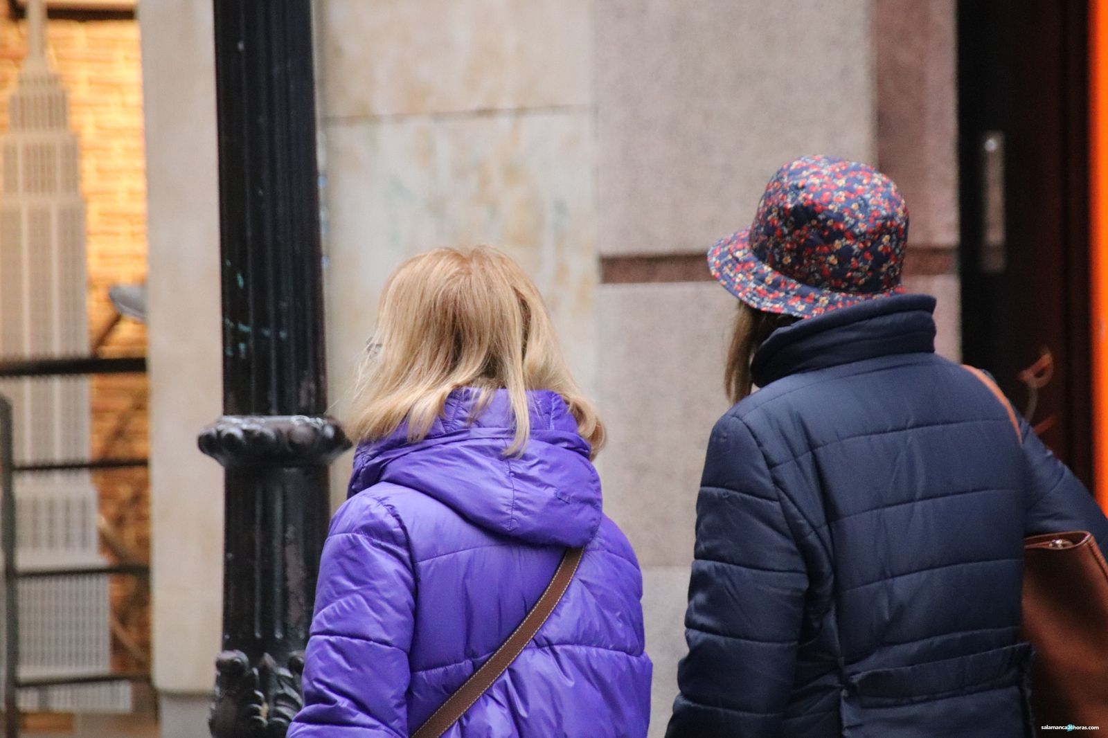 Gente lluvia nublado viento(12)