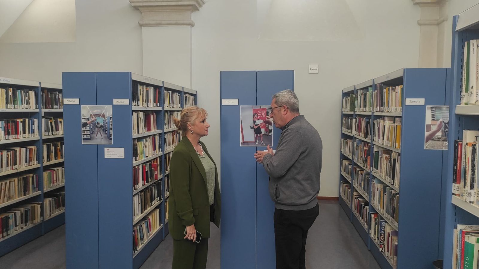 Leticia García, delegada territorial de la Junta en Zamora, y Paco Pardo, director de la Biblioteca Pública de Zamora.