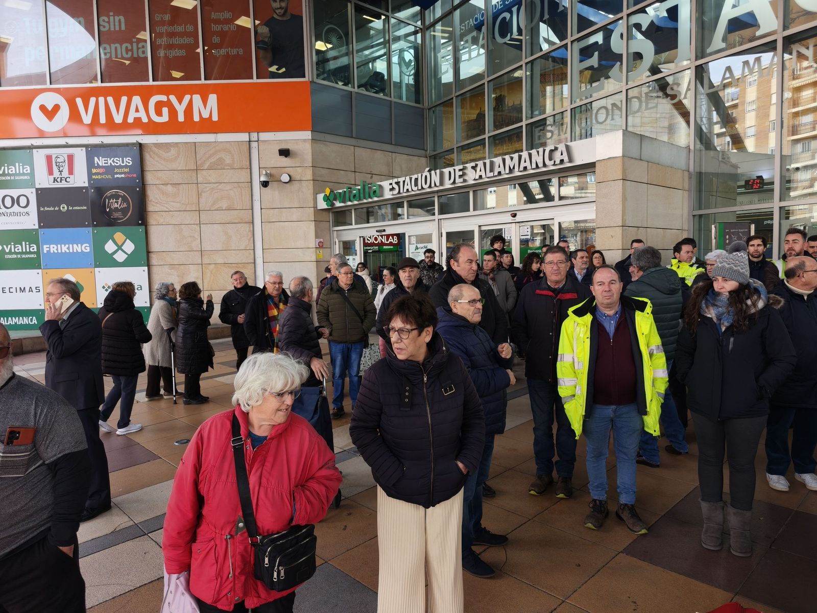 Los trabajadores de Renfe en Salamanca guardan cinco minutos de silencio tras el accidente de Adamuz