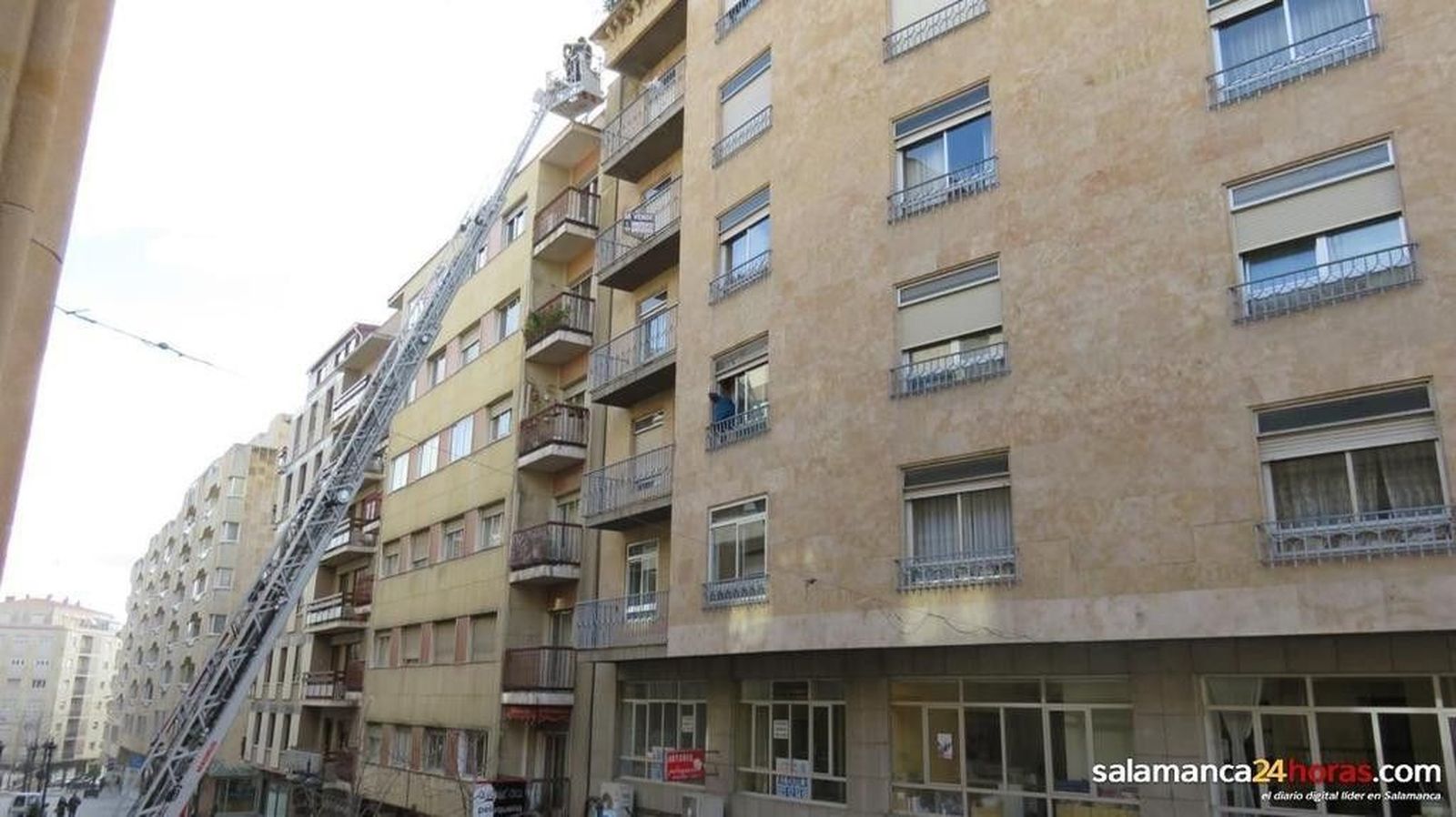 Desprendimiento de cornisa en la calle José Jauregui