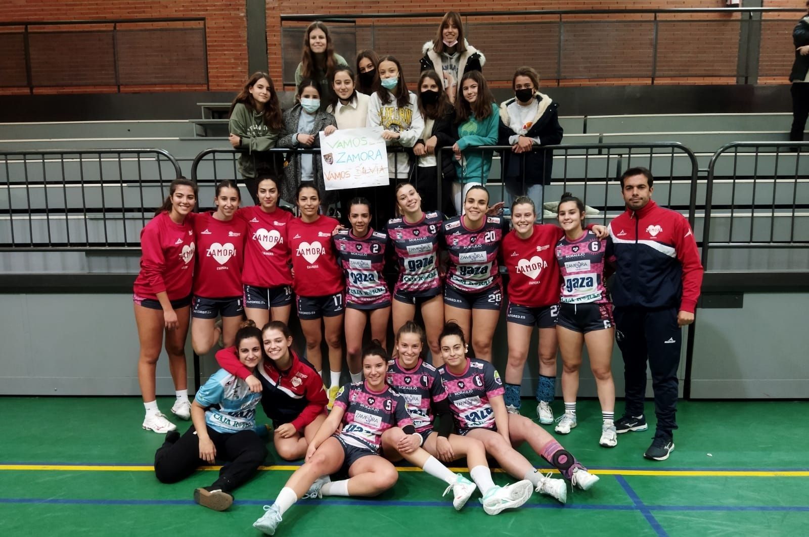 El sénior femenino del Balonmano Zamora celebra la victoria