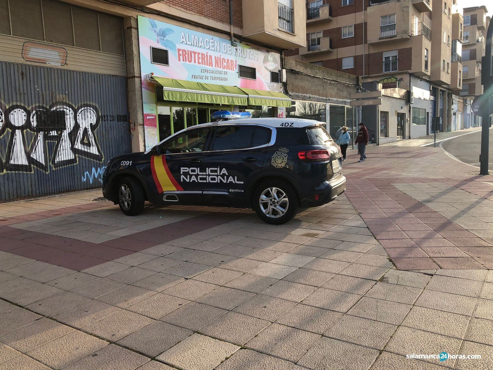 Embutidos y chocolate, el botín del robo en una frutería de la Avenida de Portugal