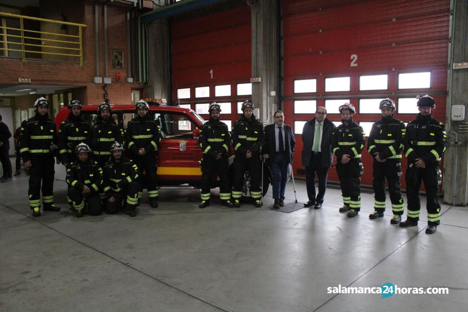 Bomberos coche presentación traje (9)