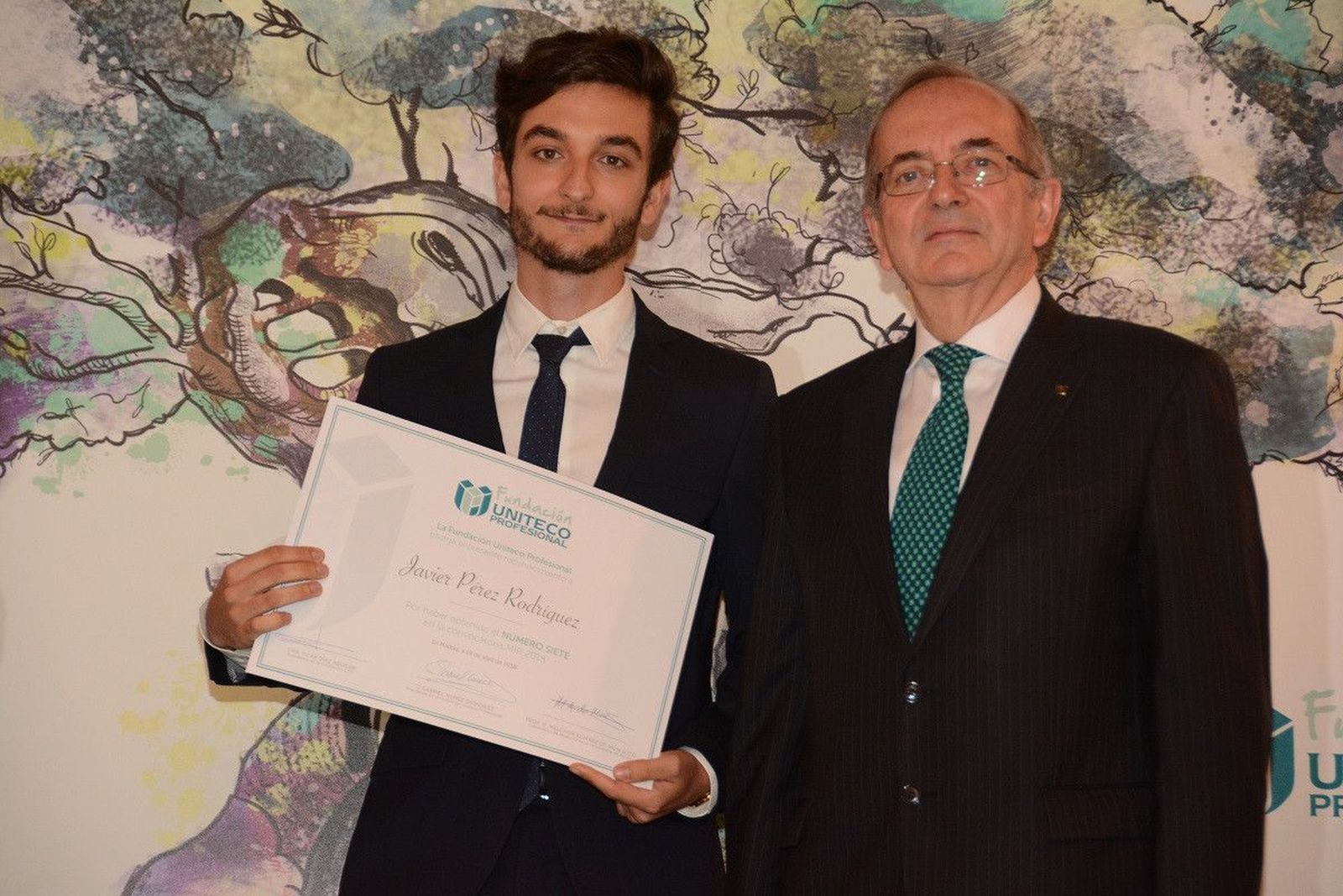 Javer Pérez recibiendo su diploma