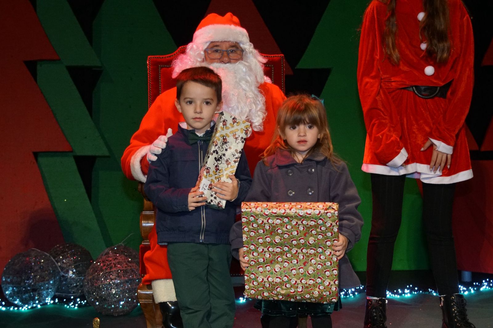 Papá Noel recorre las calles de Alba de Tormes y entrega regalos a los niños