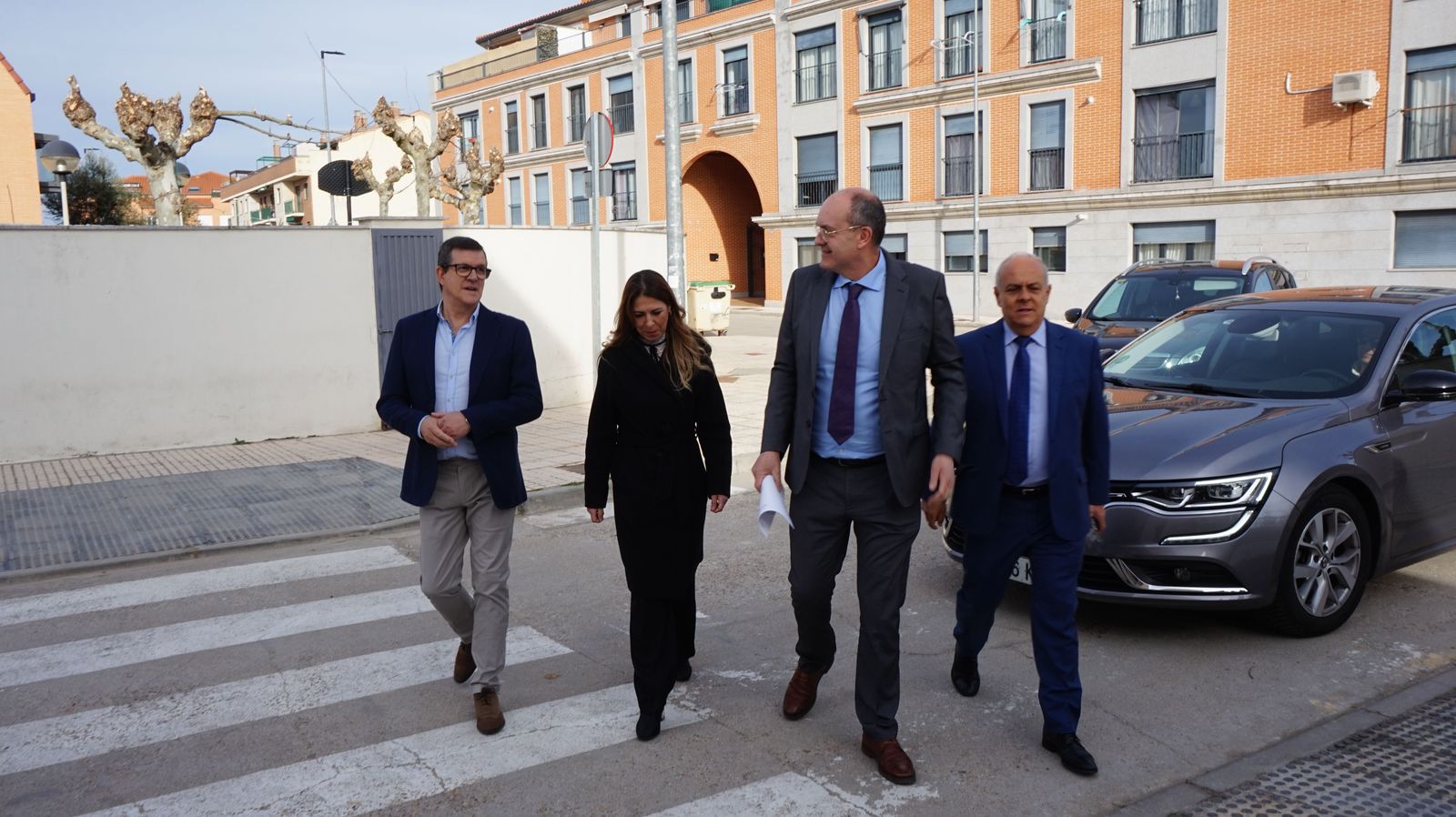 el-director-general-de-centros-e-infraestructuras-jose-migel-saez-visita-la-ultima-fase-al-ceip-maria-moliner-de-castellanos-de-moriscos-2