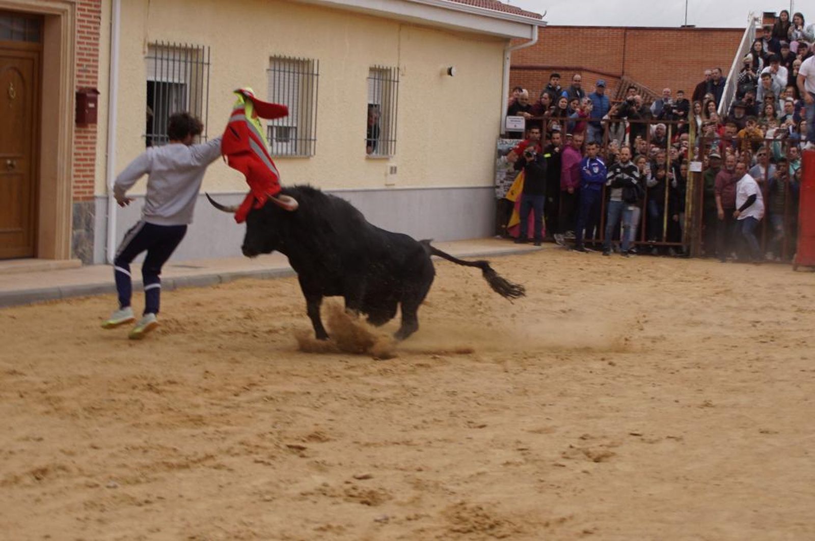 ambiente-y-participacion-durante-el-toro-del-voto-en-villoria-suelta-de-dos-toros-del-cajon-foto-juanes-63