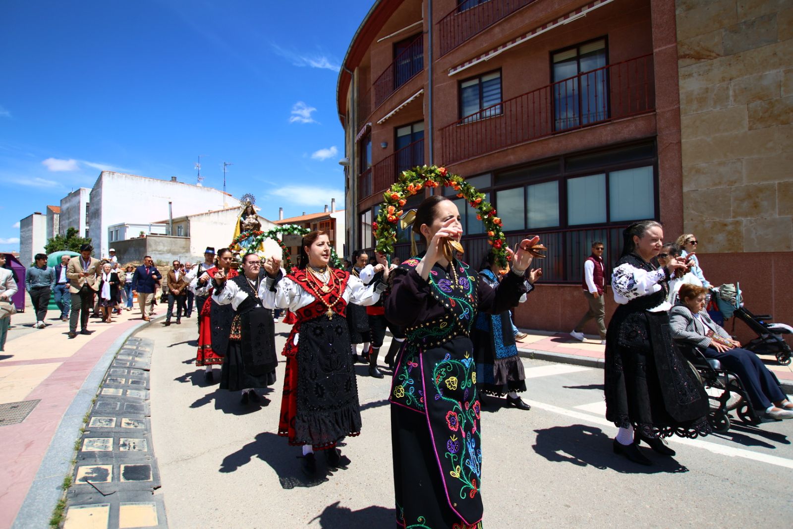 La devoción llena Villamayor en la salida procesional de Nuestra Señora de los Remedios