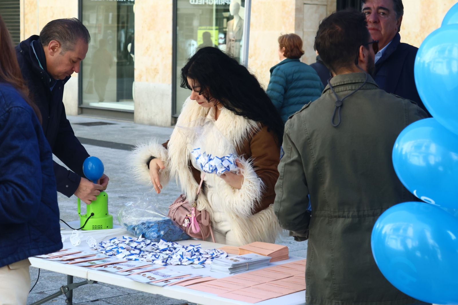 Carlos García Carbayo junto a miembros de la candidatura a las cortes de Castilla y León