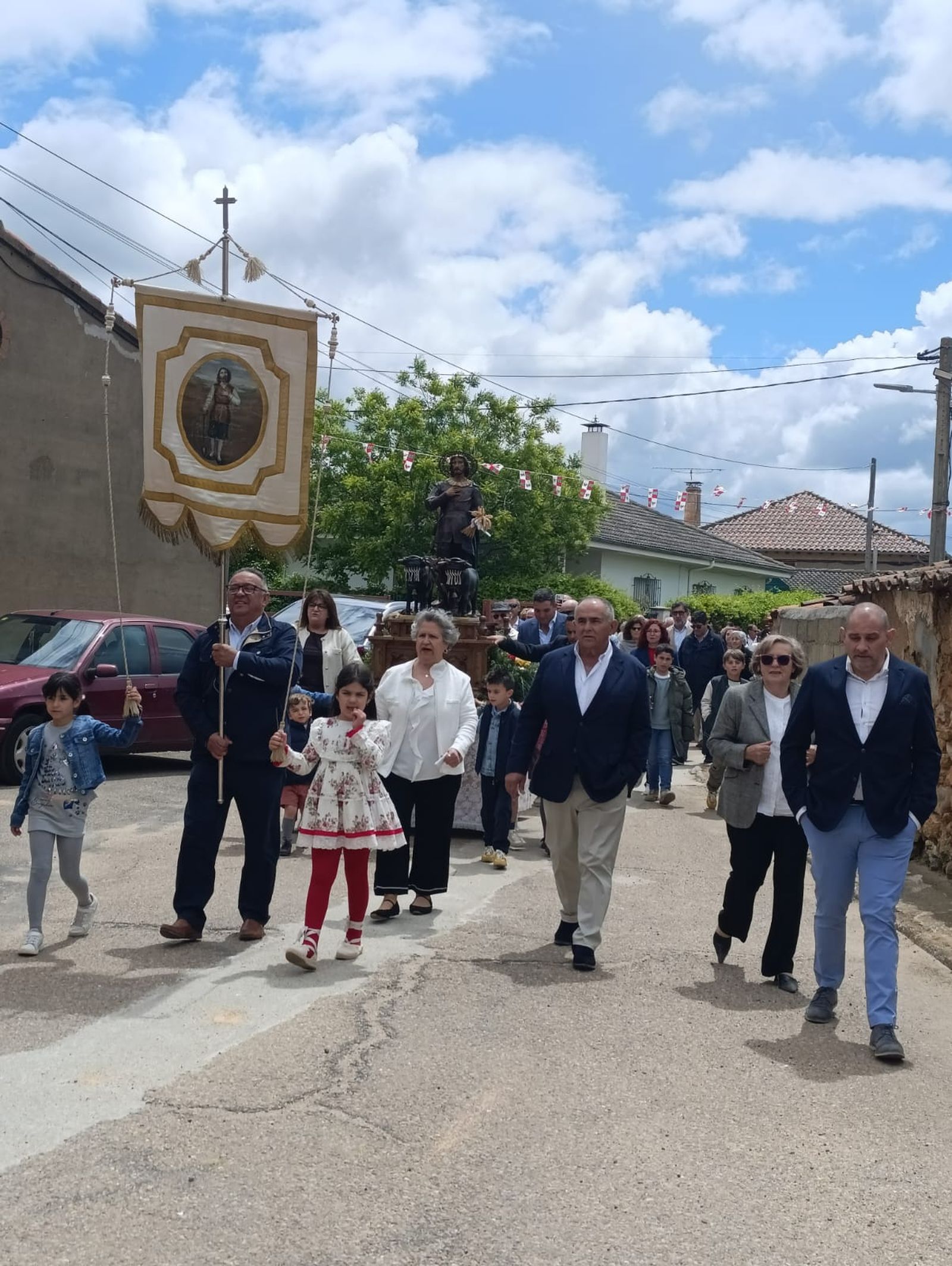 Cabrillas arropa a San Isidro por sus fiestas en el día de la bendición de los campos