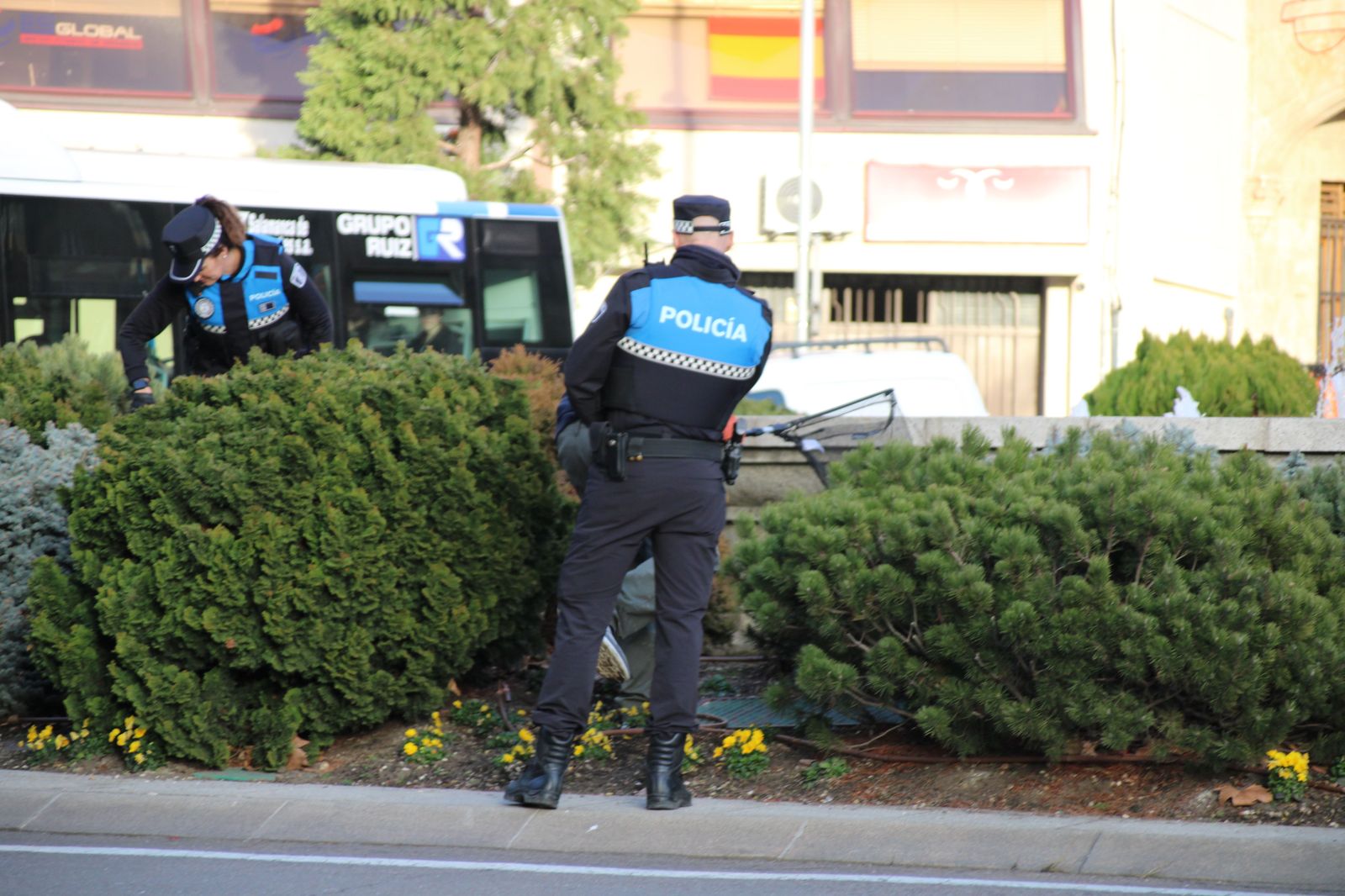 la-policia-local-busca-a-un-vison-refugiado-en-la-fuente-de-la-puerta-de-zamora-fotos-s24h-13