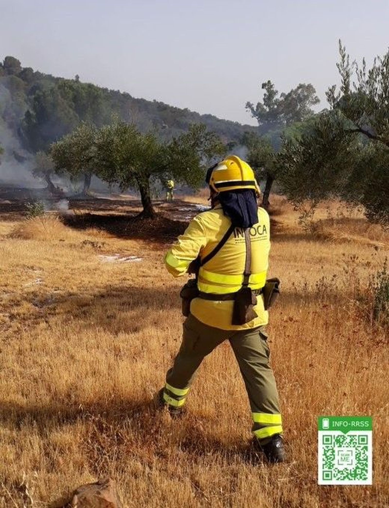 Un bombero forestal en un incendio, foto de archivo