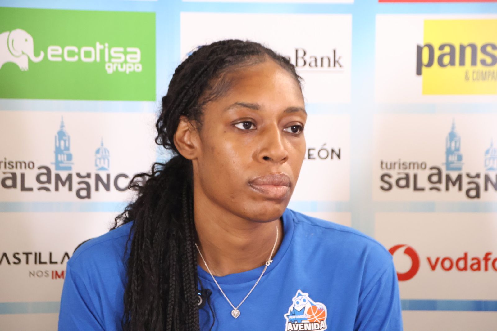 Presentación de Khaidijiah Cave como jugadora del Perfumerías Avenida