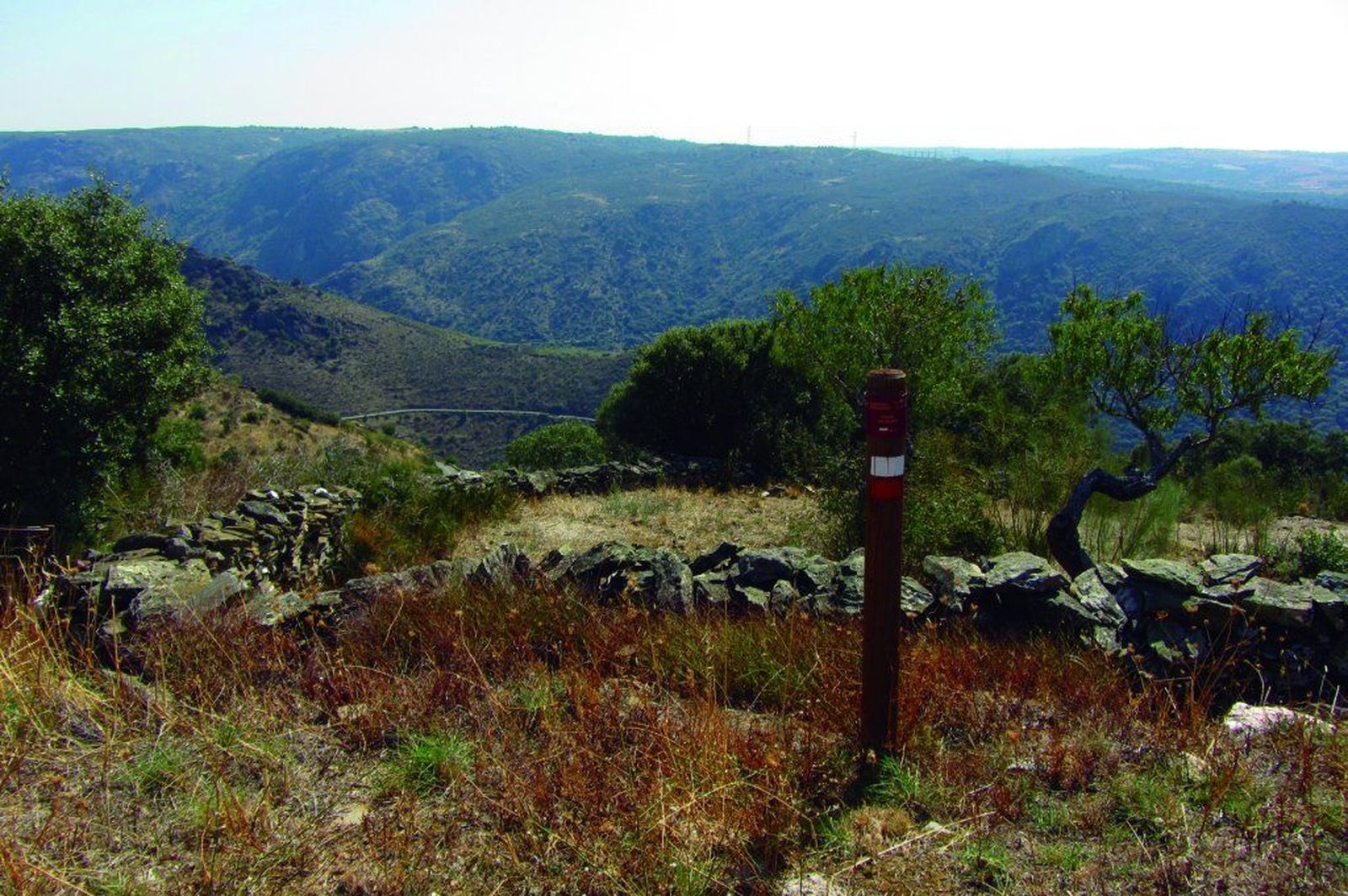 senda de bajada con las arribes al fondo
