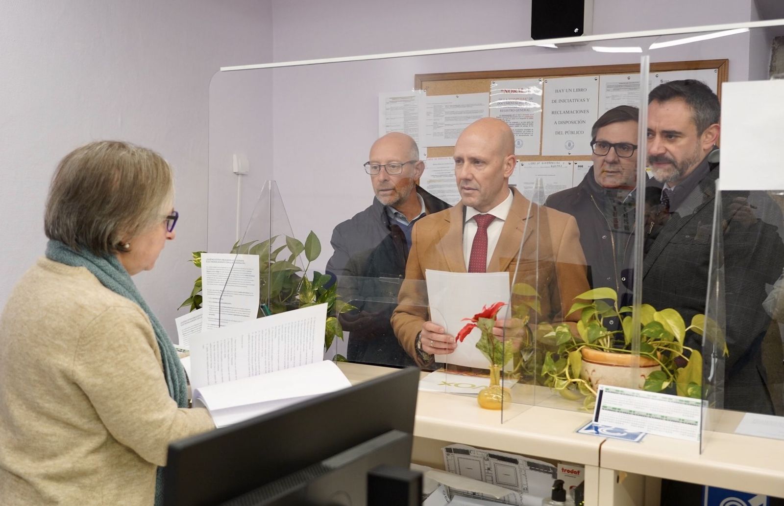 Los procuradores del grupo parlamentario de VOX registran el listado. Leticia Pérez. ICAL