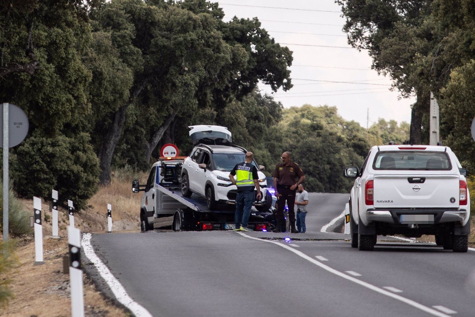 Un grúa recoge el vehículo del suceso, en el kilómetro 6 de la M 612, en la carretera de Fuencarral El Pardo, a 4 de junio de 2024, en Madrid (España).   Alejandro Martínez Vélez   Europa Press