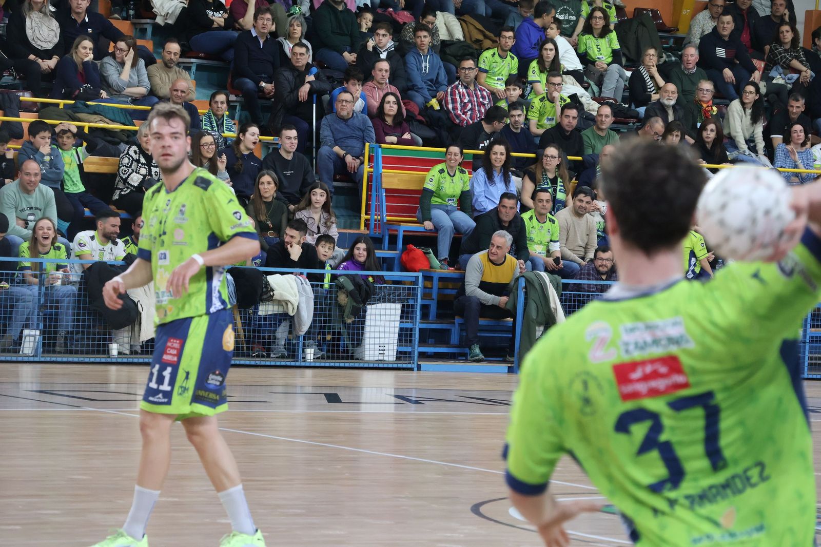 GALERÍA | Revive el apasionante duelo entre el Balonmano Zamora y el Ciudad de Santander
