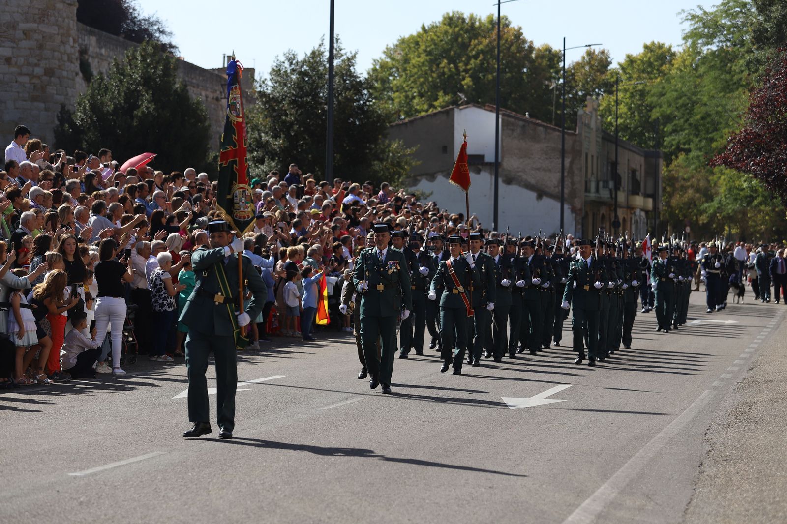 Multitudinario desfile de la Guardia Civil de Zamora por el Día del Pilar marcado por el calor Foto: María Lorenzo