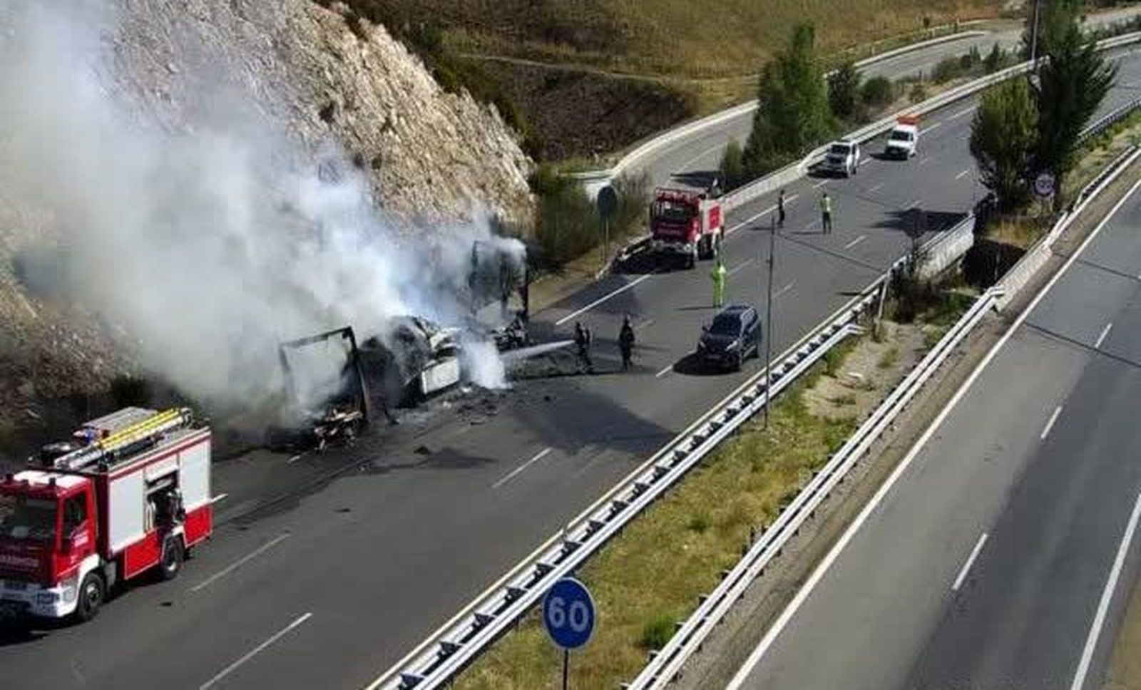 Un camión ardiendo fuego a52. ARCHIVO.