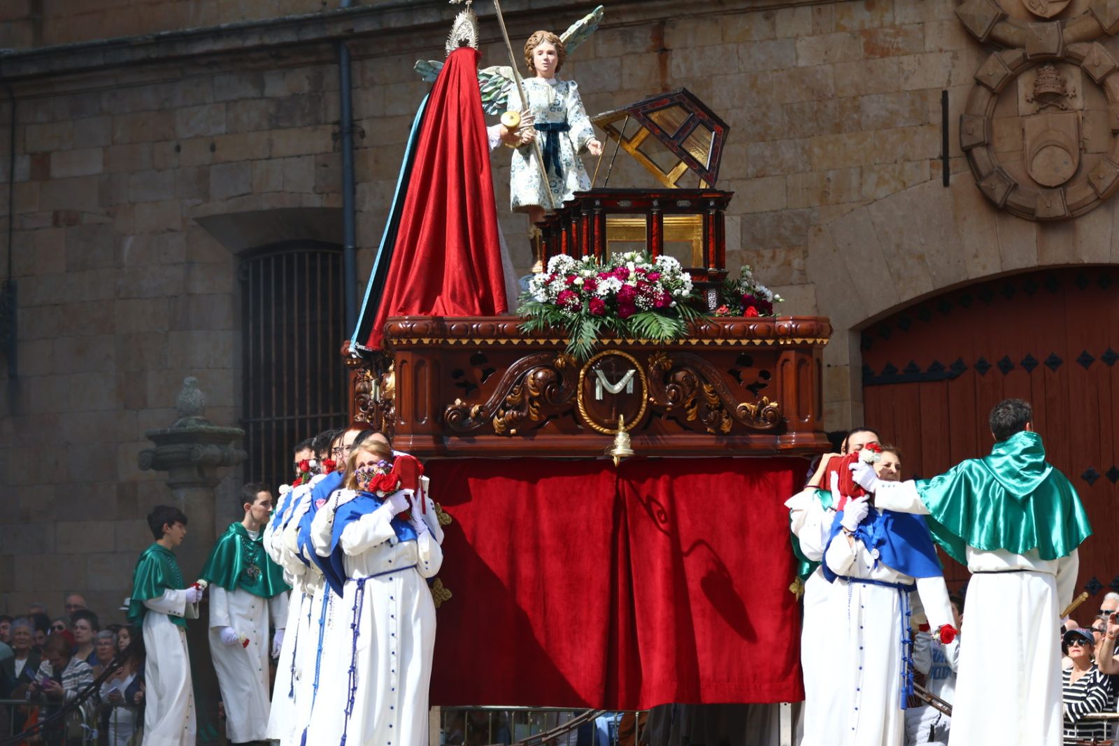 Procesión del encuentro de Nuestra Señora de la Alegría y Jesús Resucitado en el Domingo de Resurrección en Salamanca