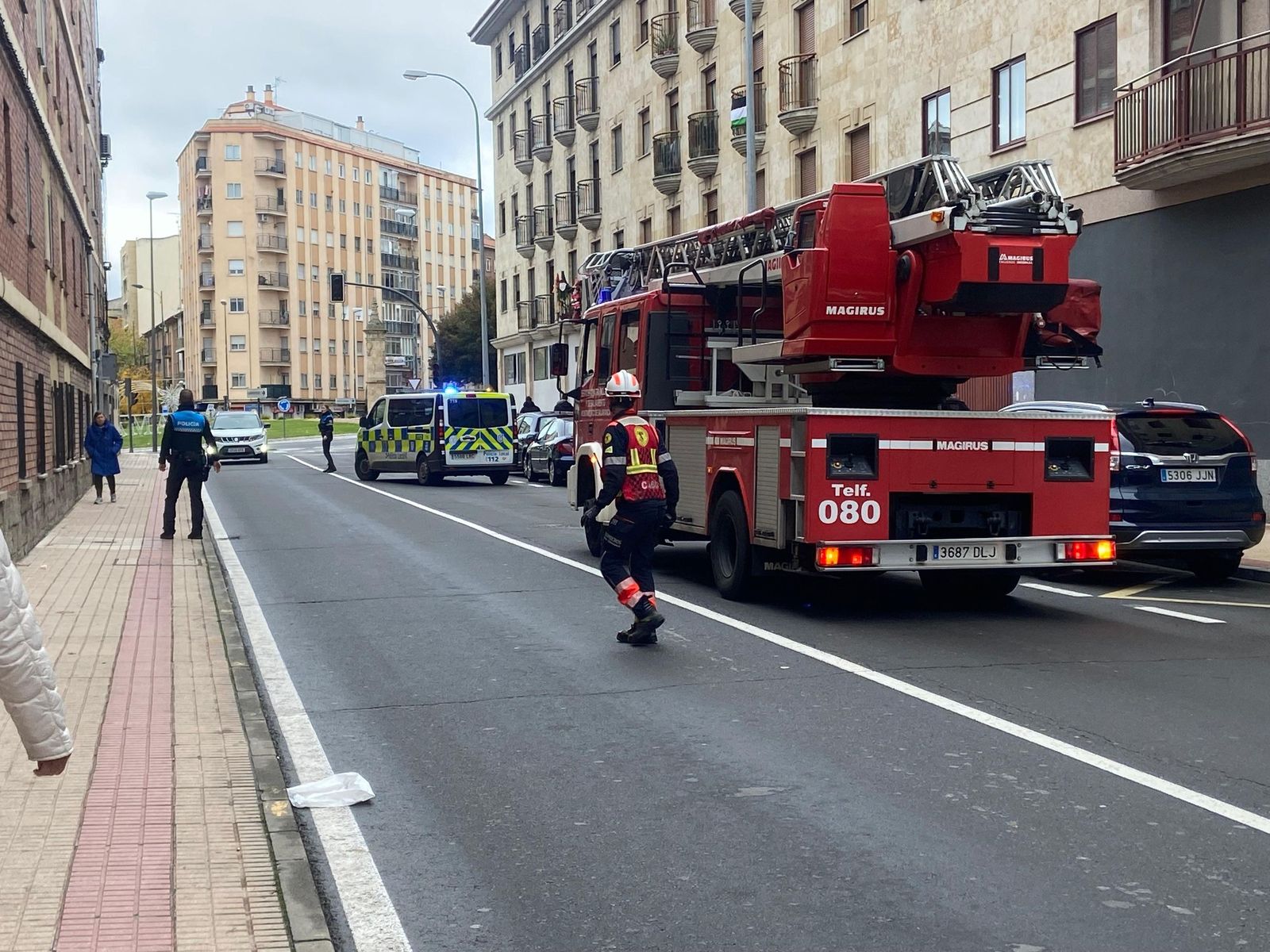 Bomberos y Policía Local en la calle Filipinas, Salamanca