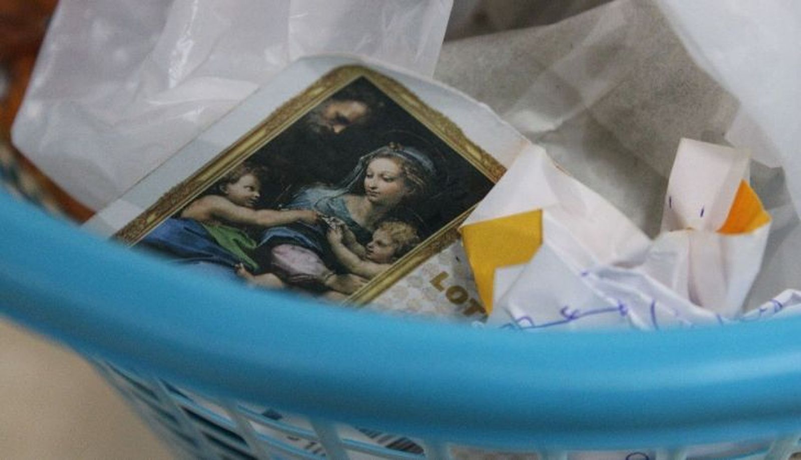 Un boleto de la lotería en una papelera | Foto: S24H