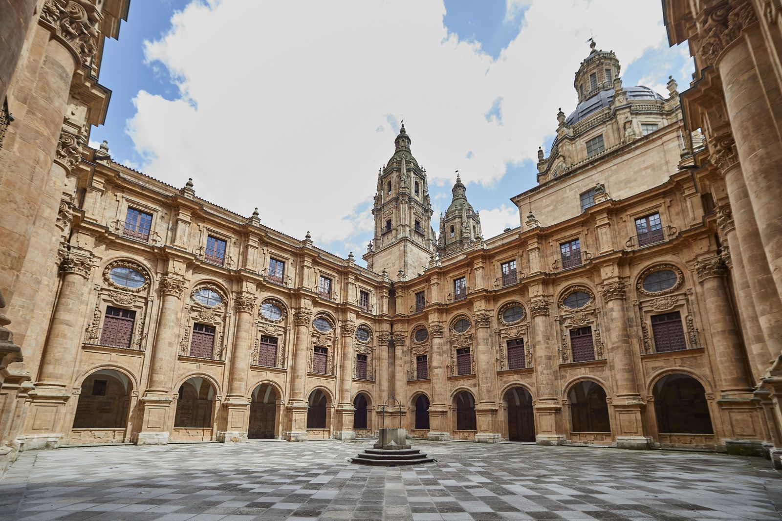 Patio Barroco UPSA. Foto de archivo