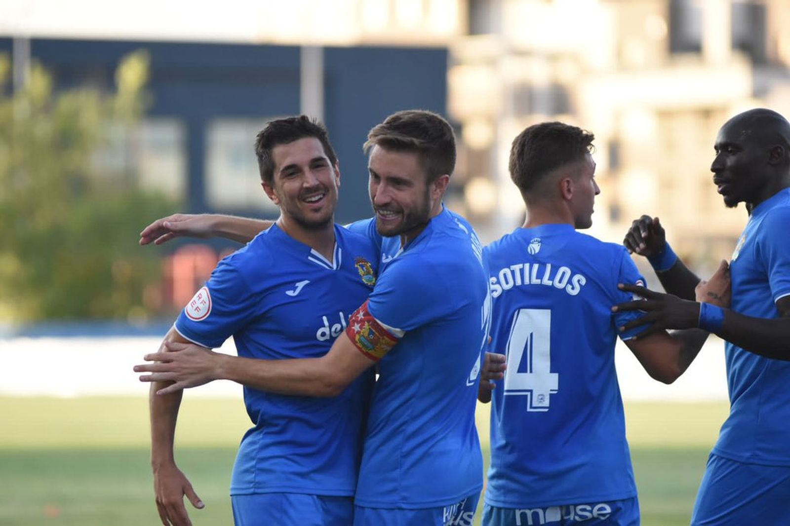 Álvaro Barbosa celebra un gol con el Fuenlabrada