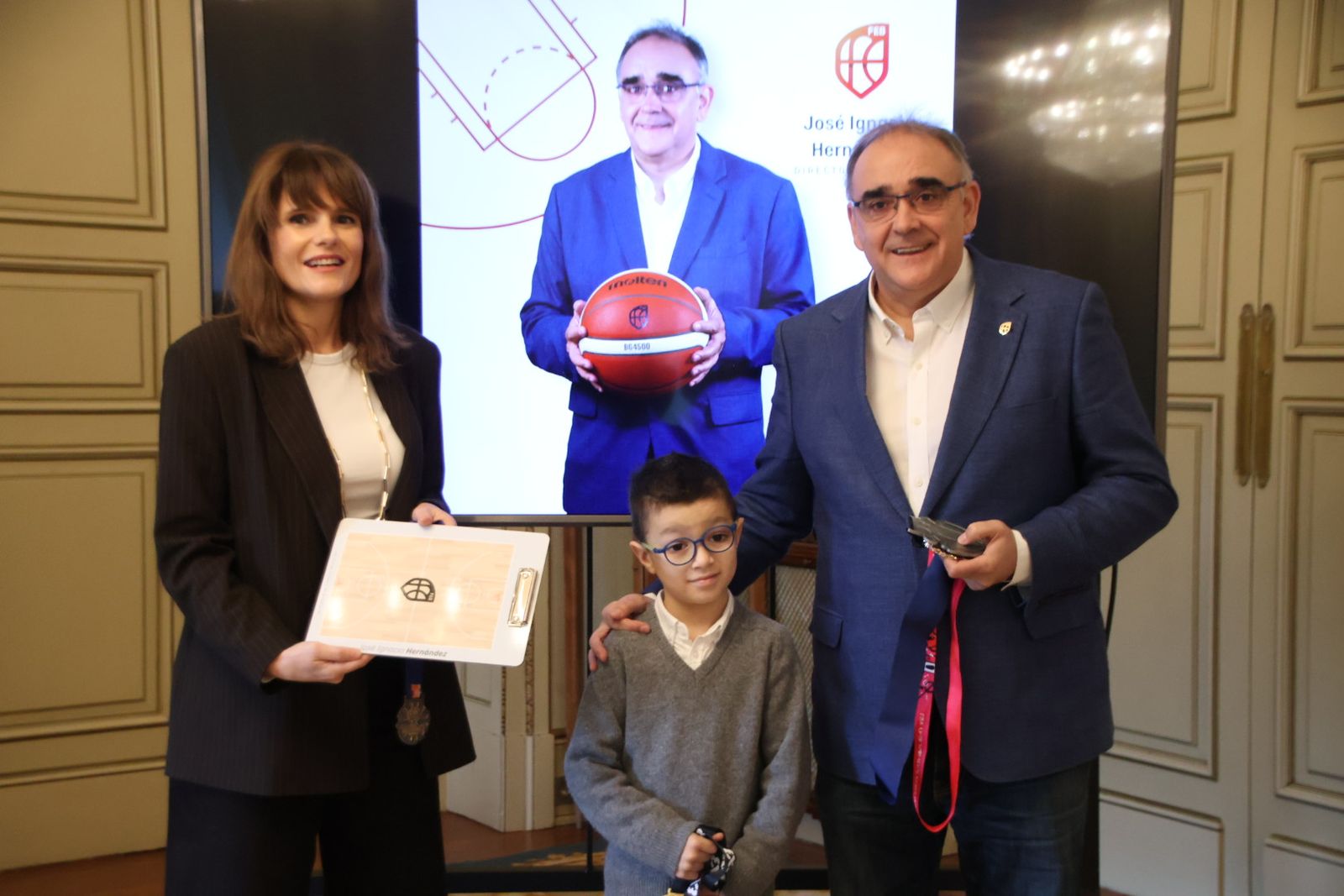 La concejala de Deportes, Almudena Parres, recibe al entrenador de baloncesto José Ignacio Hernández