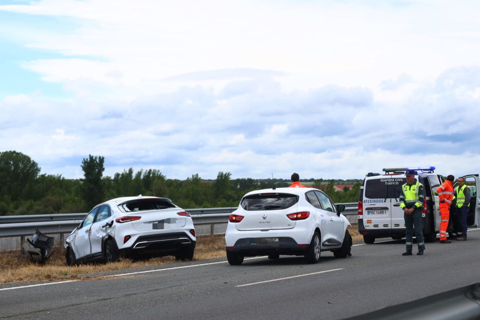 Aparatosa colisión entre dos coches en la A-50, sentido Salamanaca