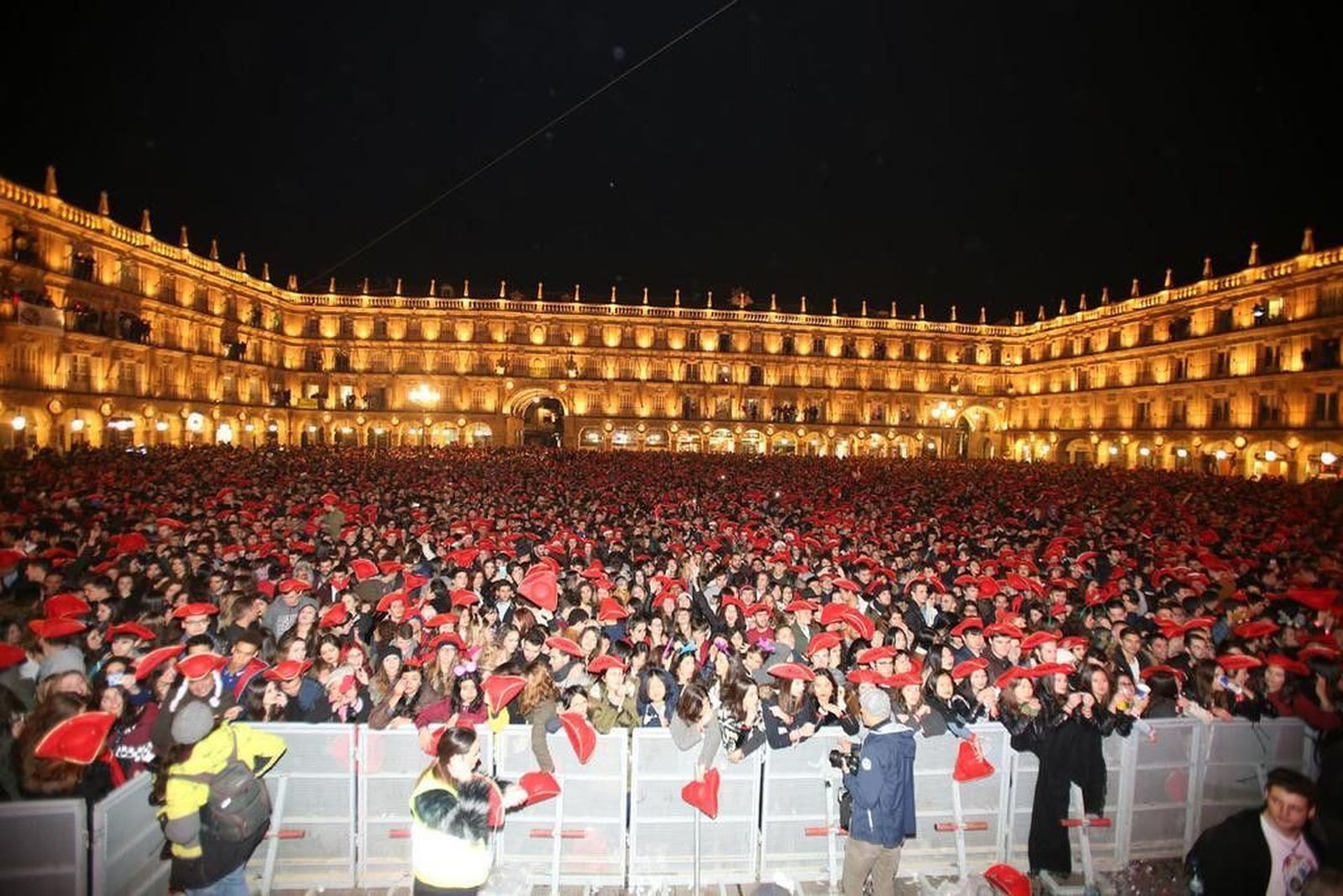 Nochevieja Universitaria 2016: fiesta en la Plaza Mayor Nochevieja Universitaria 2016: fiesta en la Plaza Mayor