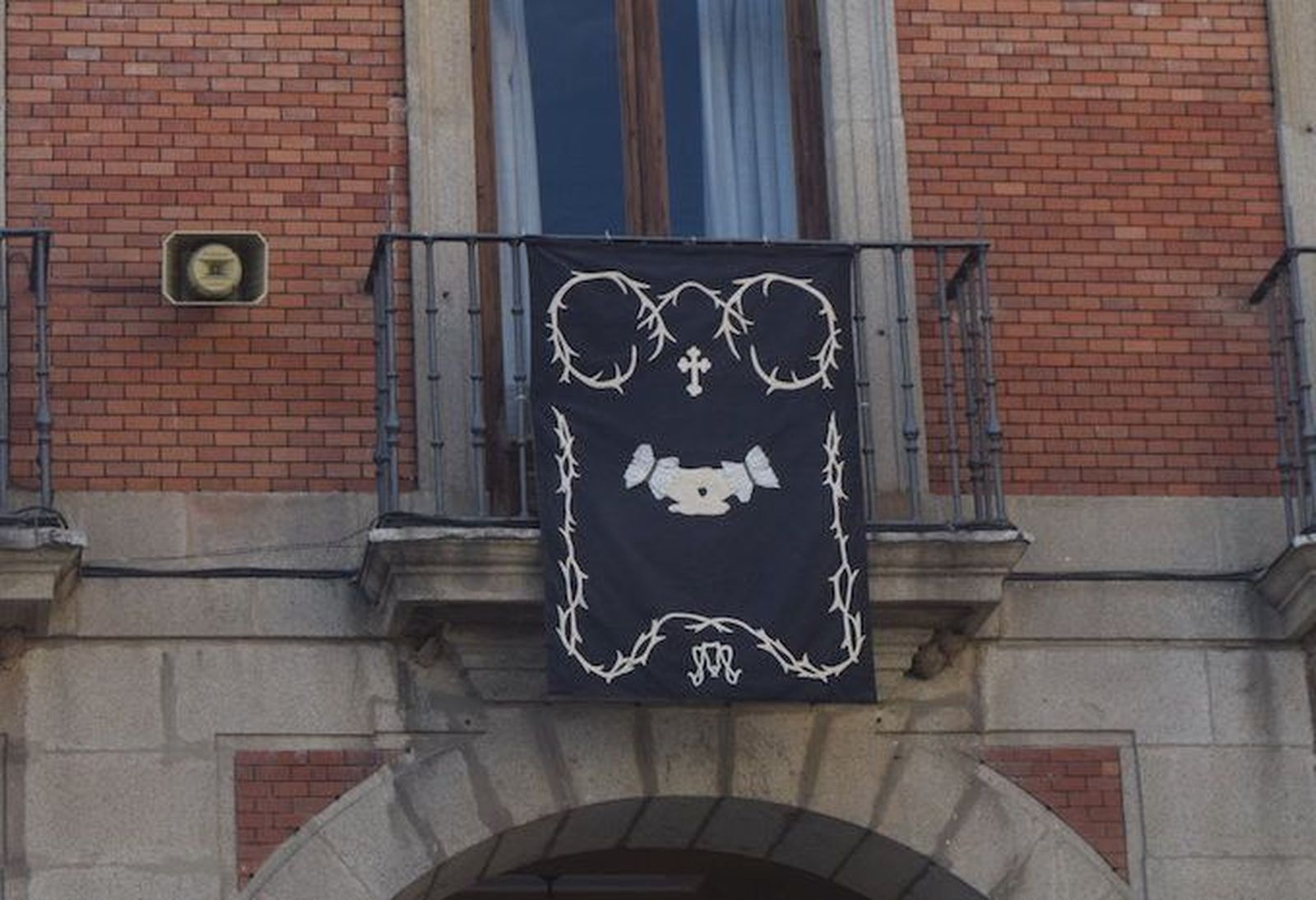 El estandarte de la Soledad, de nuevo sobre la fachada