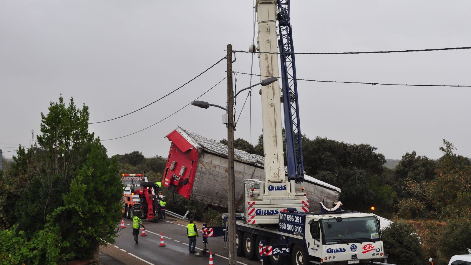 Retirada del camión accidentado el domingo en la N-122