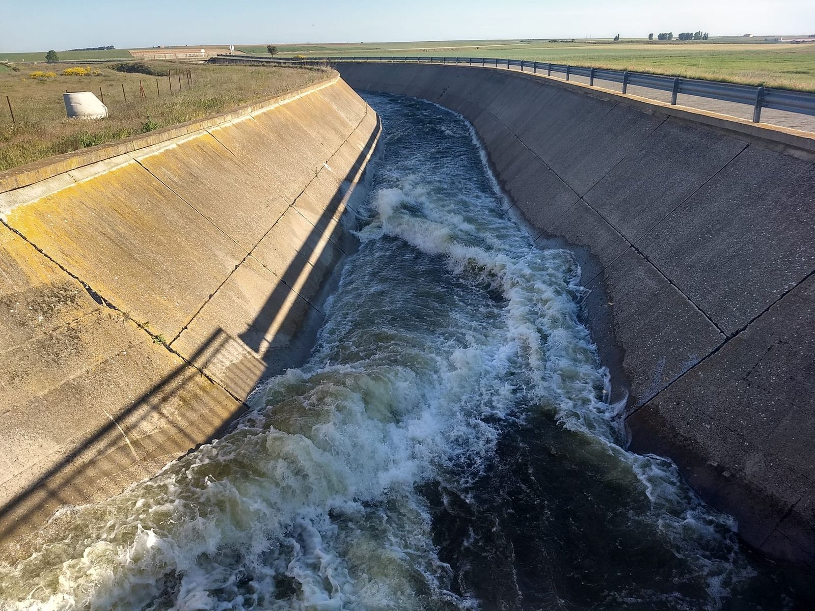 Canal Oeste con agua CHD. Foto de archivo