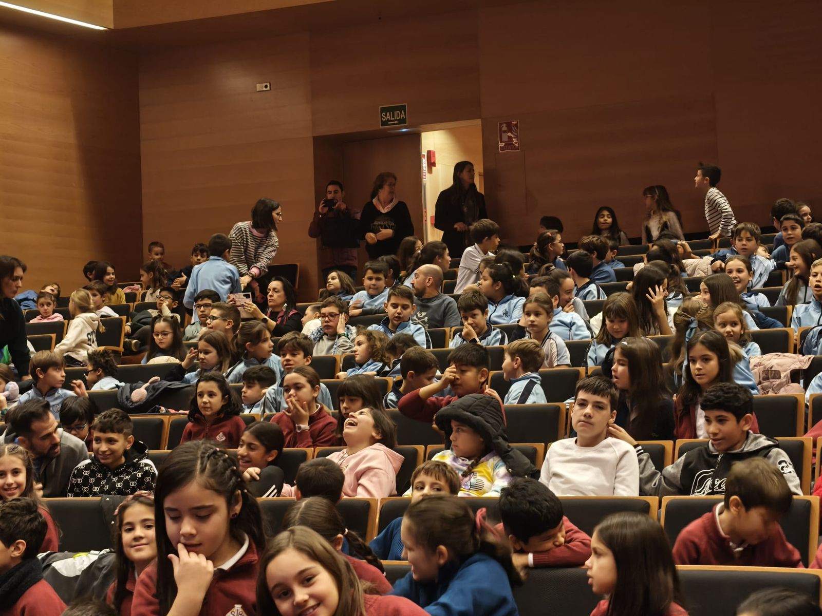 Los niños del concurso de dibujo de reciben sus diplomas premiados de las manos del alcalde por el Día Internacional de los Derechos de la Infancia